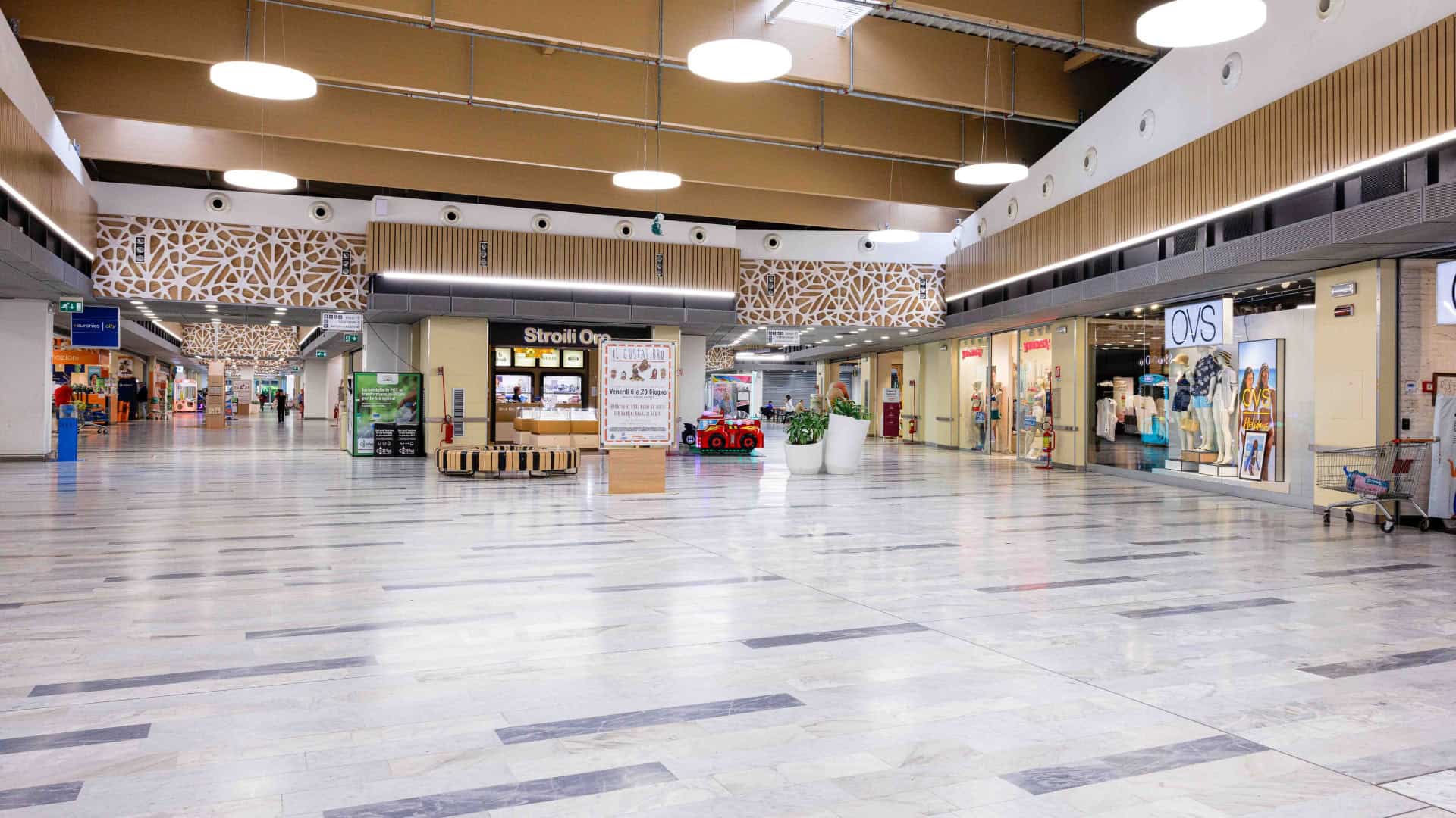 La Fabbrica Centro commerciale a Santo Stefano di Magra 02